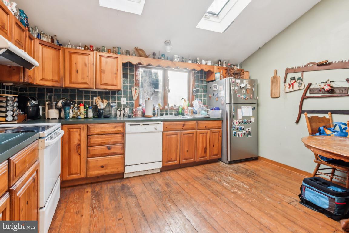 47 Lakeview Drive Tabernacle, NJ 08088 - Photo 11 of 25 Kitchen With Wood Floor