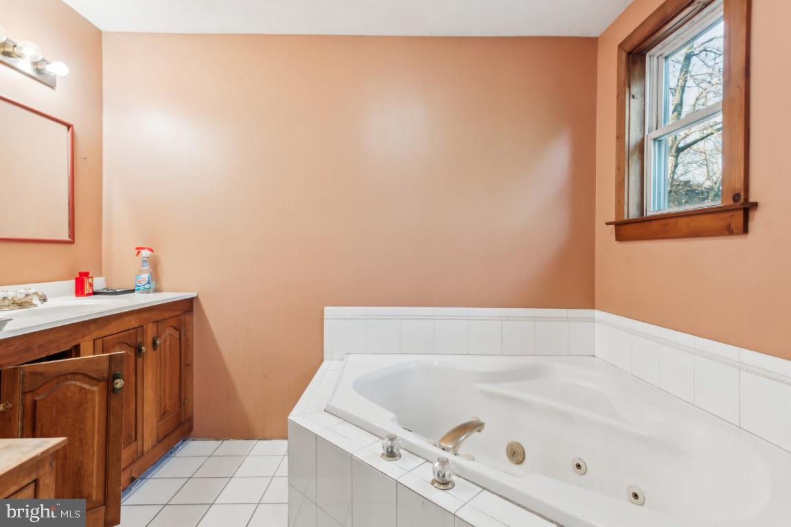 47 Lakeview Drive Tabernacle, NJ 08088 - Photo 21 of 25 Upstairs Bathroom with Garden Tub