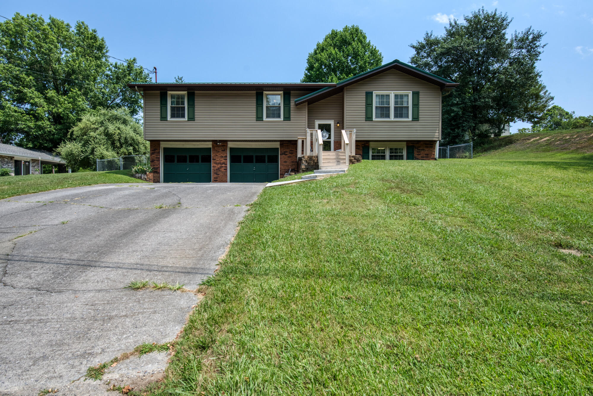 1204 Ambleside Road Kingsport, TN 37660 - Photo 1 of 31 161_1355_2