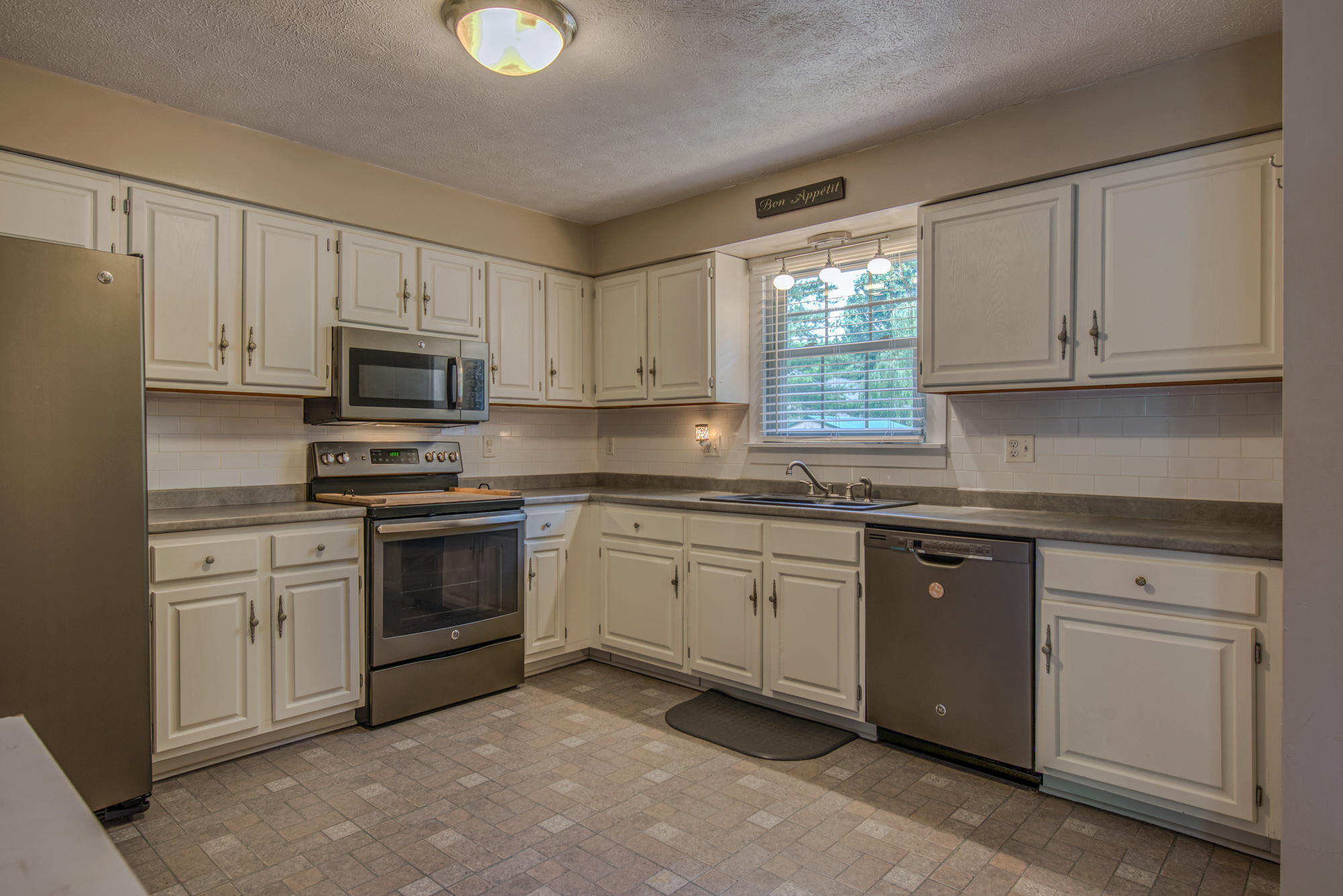 1204 Ambleside Road Kingsport, TN 37660 - Photo 9 of 31 161_1402_12
