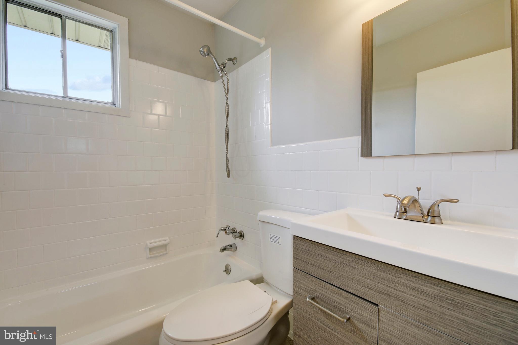 6207 Scranton Road Baltimore, MD 21237 - Photo 18 of 22 Bath