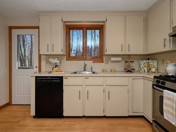 51 West Shore Road Holbrook, MA 02343 - Photo 5 of 31