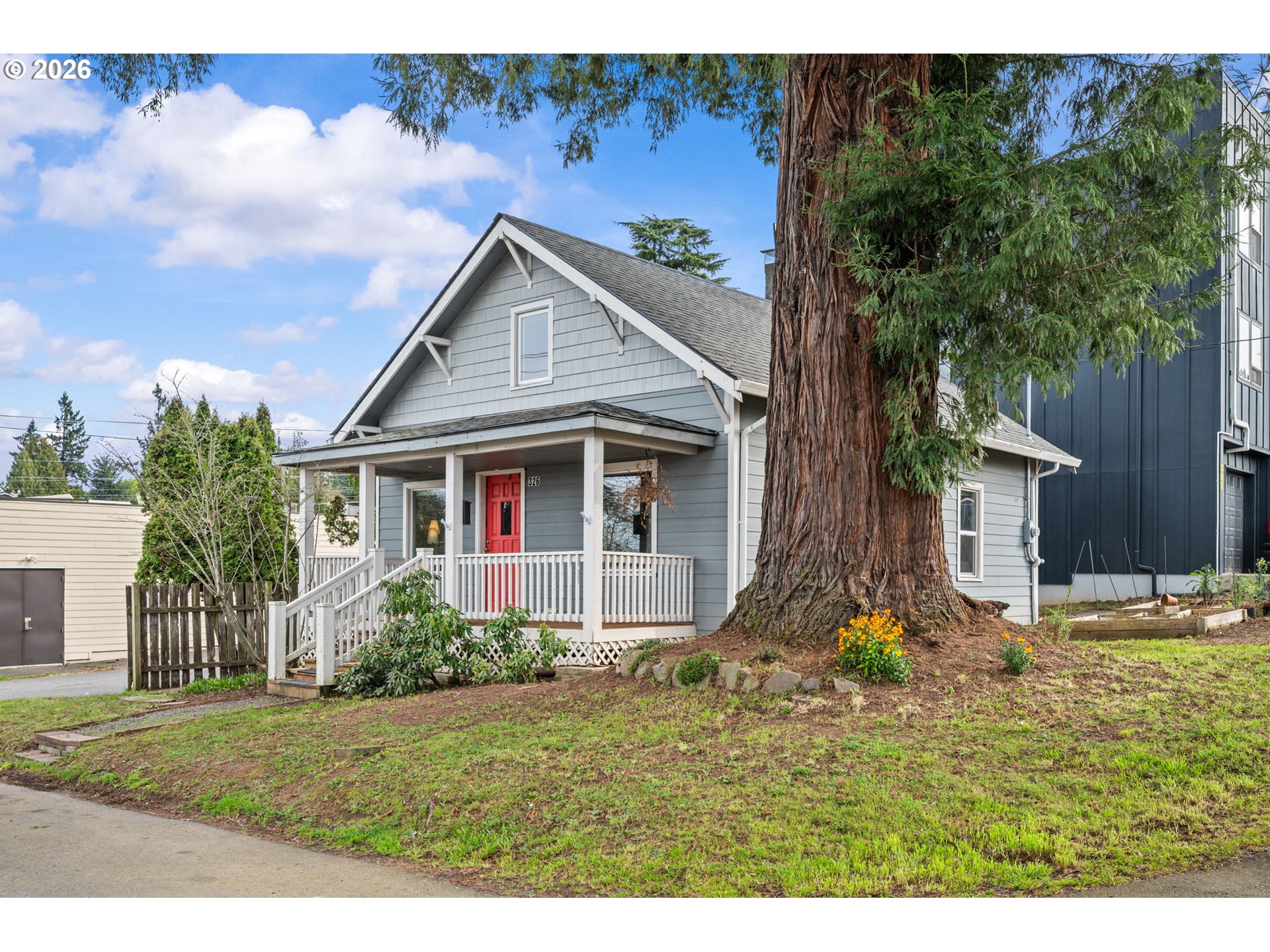 326 Pearl Street Oregon City, OR 97045 - Photo 2 of 36 a front view of a house with garden