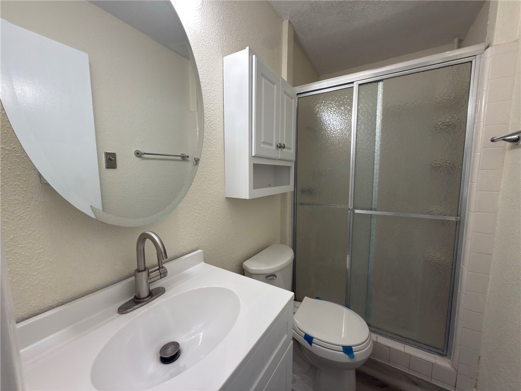 126 Janin Circle North Portland, TX 78374 - Photo 19 of 37 Primary bathroom