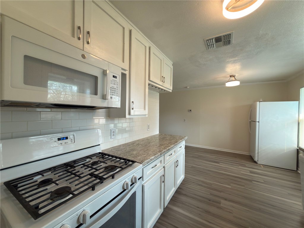 126 Janin Circle North Portland, TX 78374 - Photo 9 of 37 Gas range