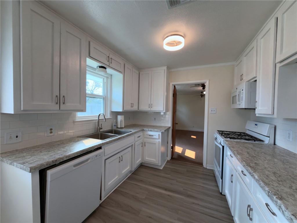 126 Janin Circle North Portland, TX 78374 - Photo 10 of 37 Kitchen