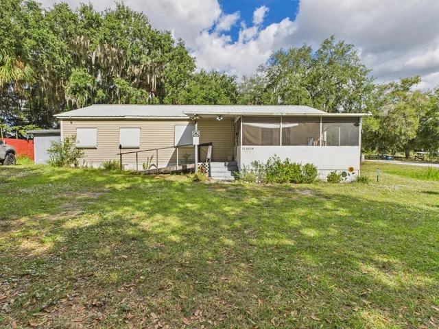 a view of a backyard