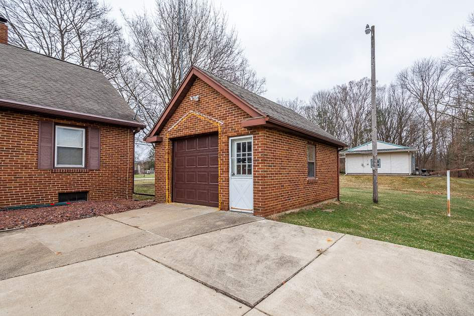 202 Robinson Road Jackson, MI 49203 - Photo 3 of 41 Photo 3