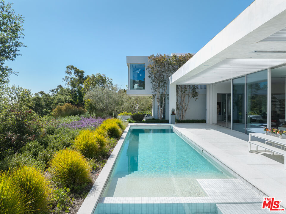12251 Castlegate Drive Los Angeles, CA 90049 - Photo 28 of 30 a swimming pool with yard