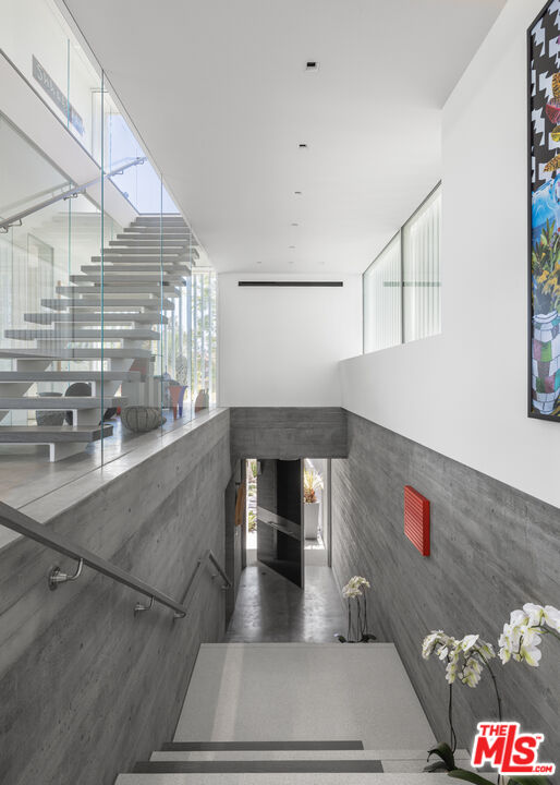 12251 Castlegate Drive Los Angeles, CA 90049 - Photo 4 of 30 a living room with a couch