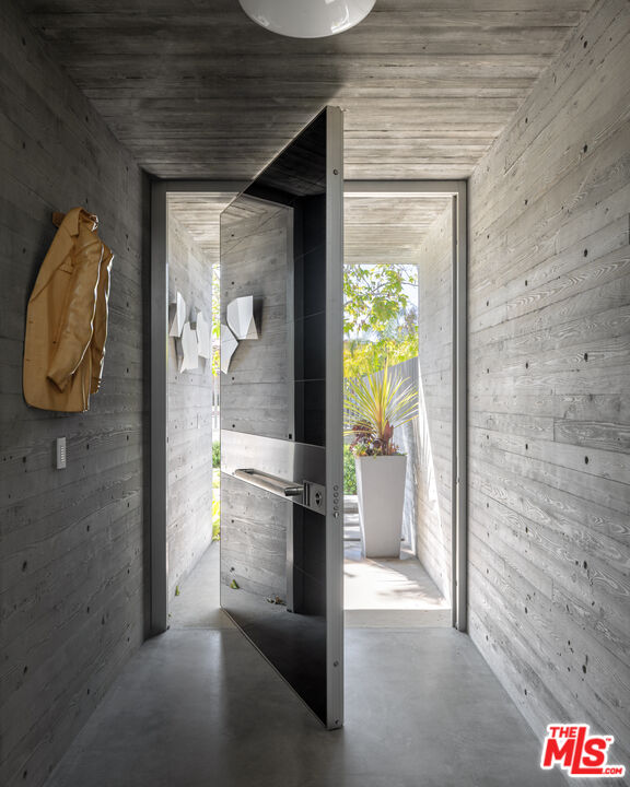 12251 Castlegate Drive Los Angeles, CA 90049 - Photo 5 of 30