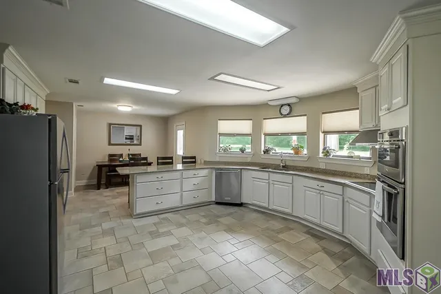 $669,900 | 1055 North River Road, Denham Springs, LA 70726