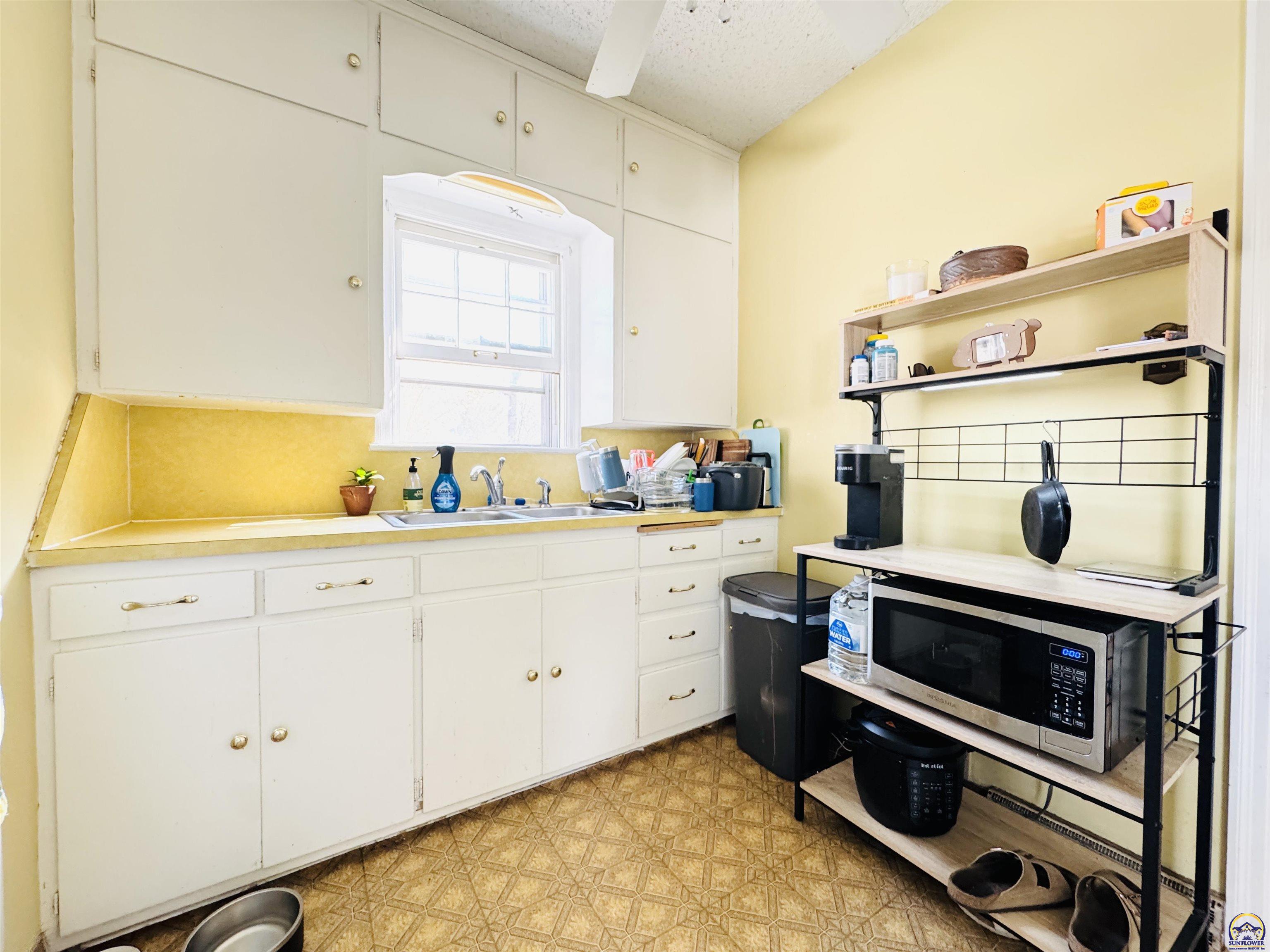 2828 Southwest 12th Street Topeka, KS 66604 - Photo 17 of 45