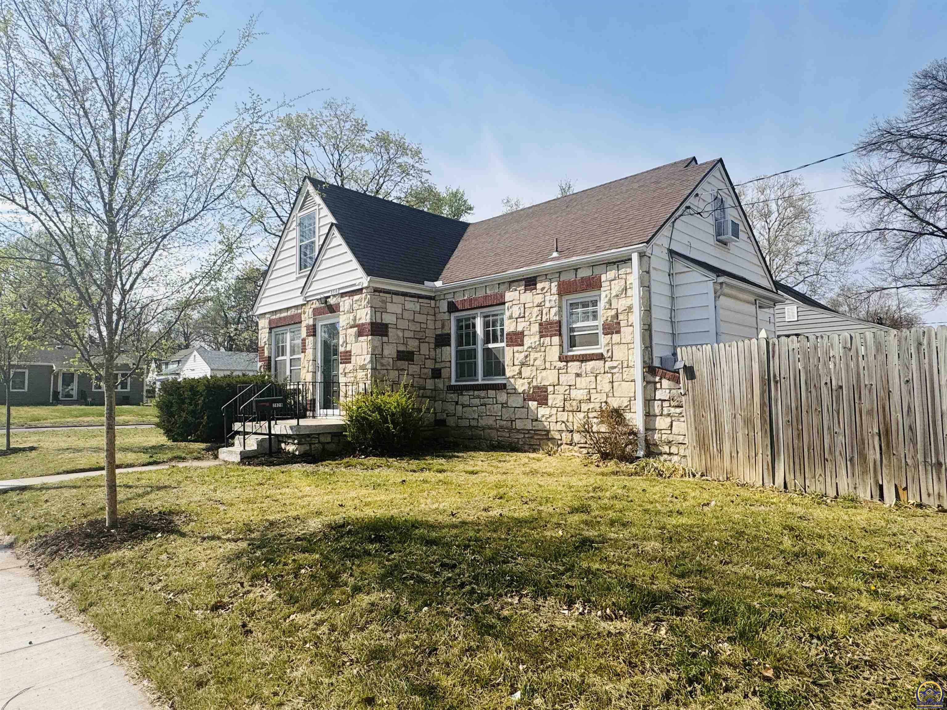 2828 Southwest 12th Street Topeka, KS 66604 - Photo 2 of 45