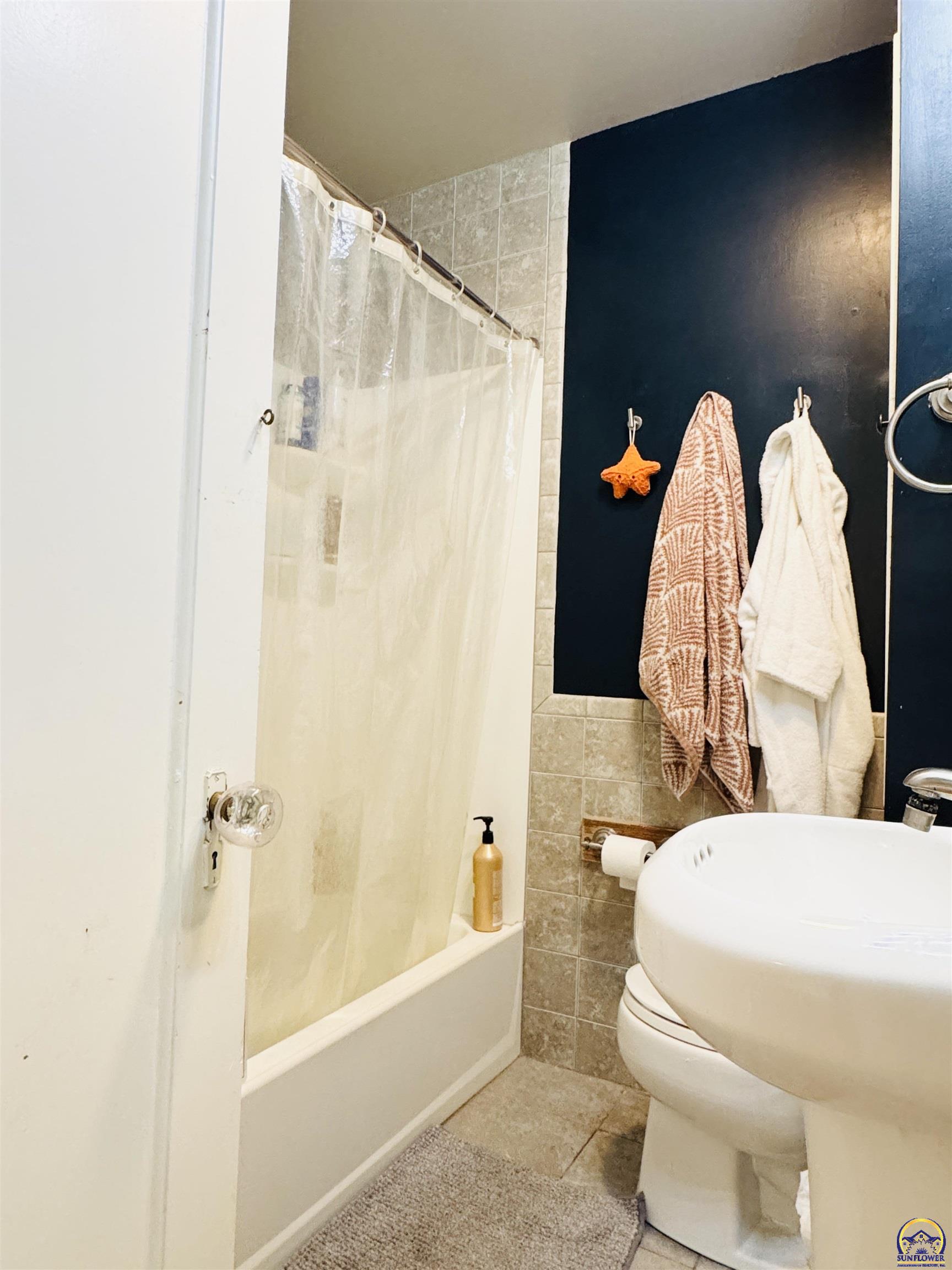 2828 Southwest 12th Street Topeka, KS 66604 - Photo 24 of 45