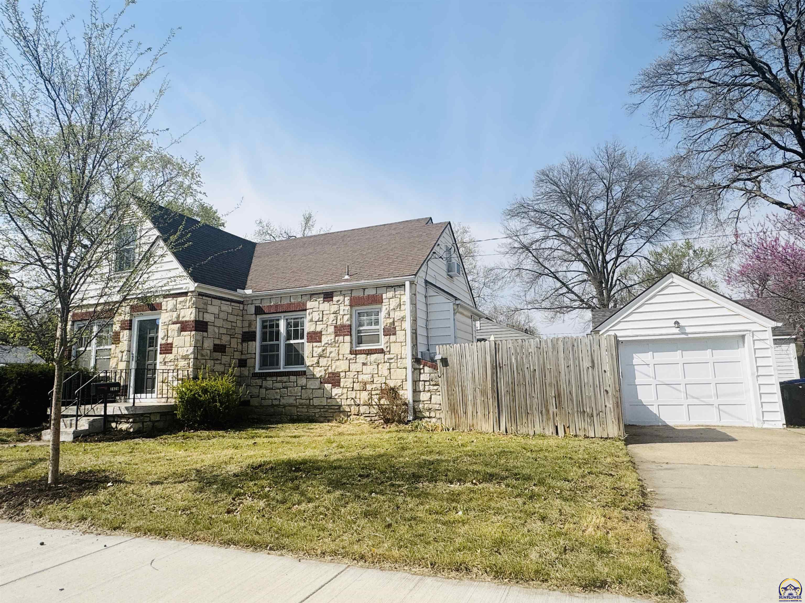 2828 Southwest 12th Street Topeka, KS 66604 - Photo 3 of 45