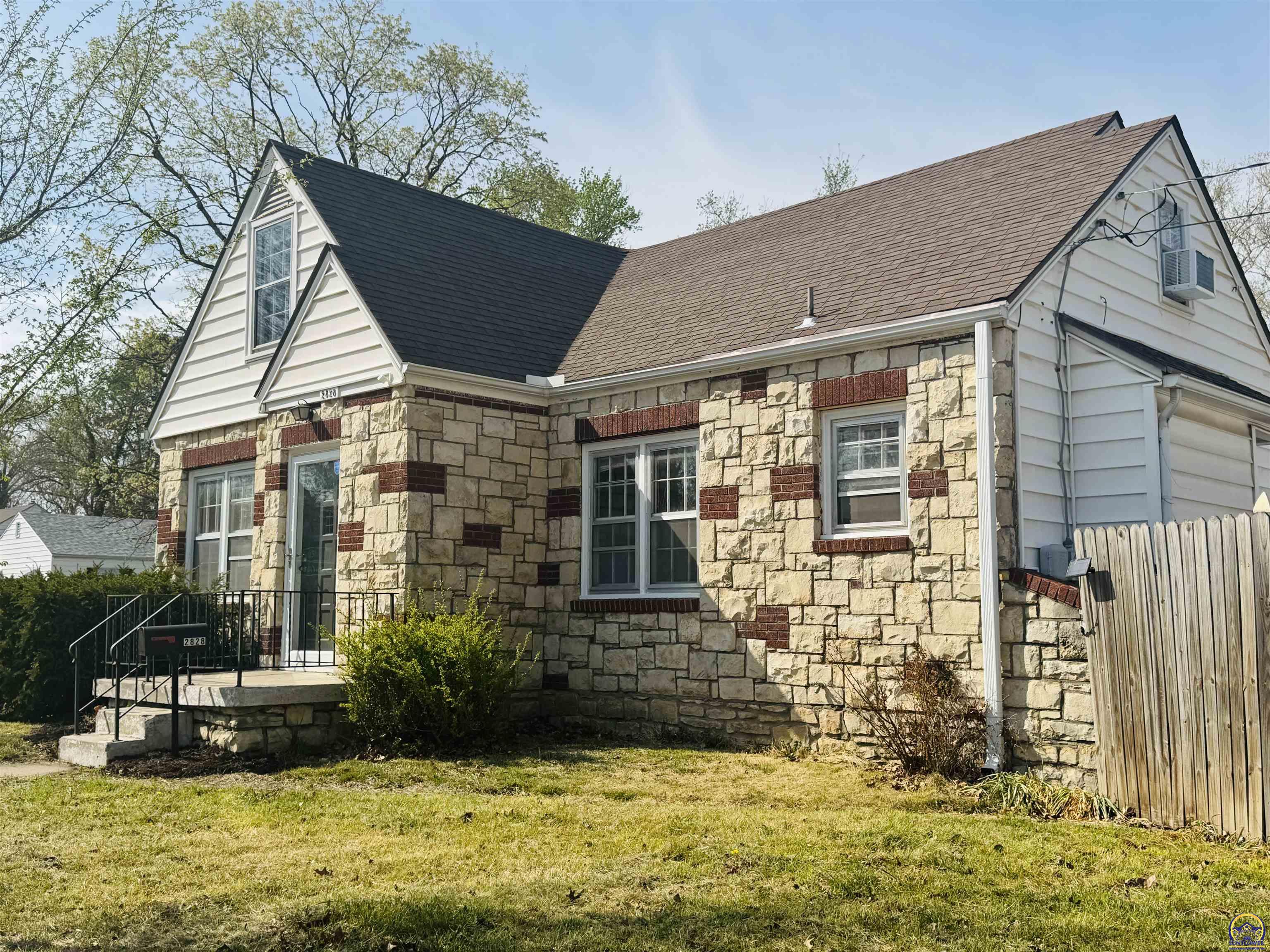 2828 Southwest 12th Street Topeka, KS 66604 - Photo 5 of 45