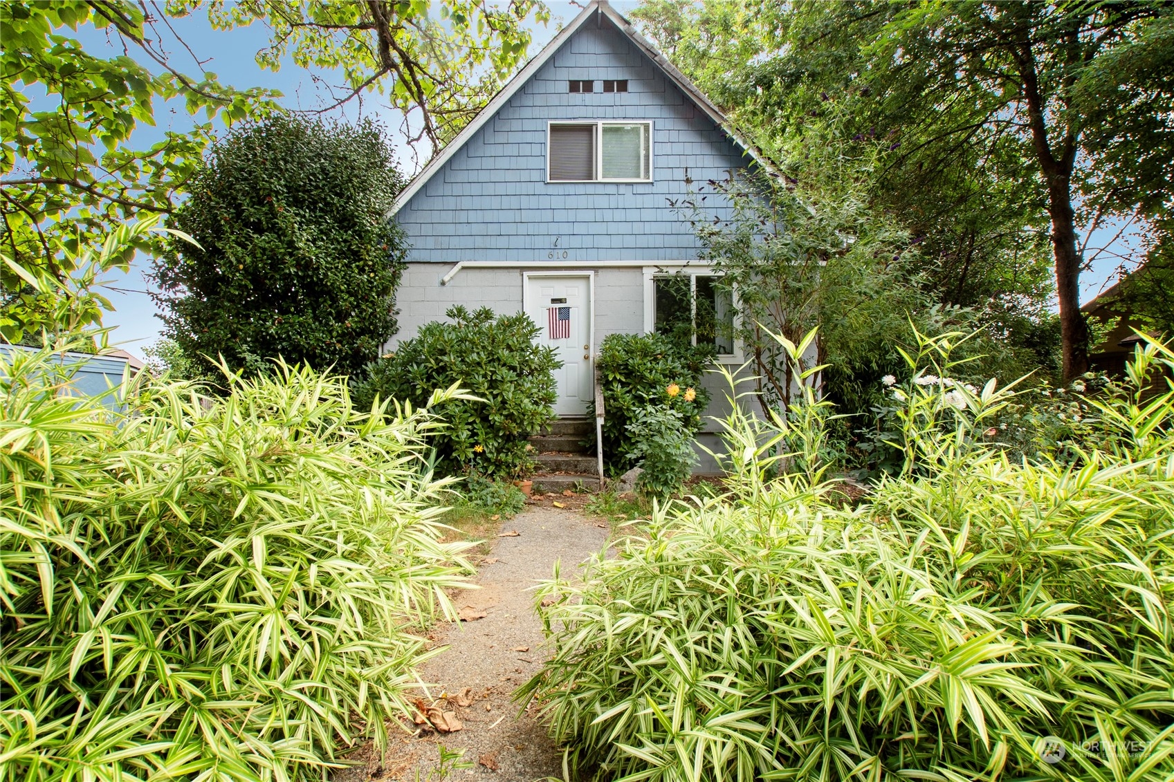 610 Boulevard Road Southeast Olympia, WA 98501 - Photo 3 of 5 a front view of a house with a garden