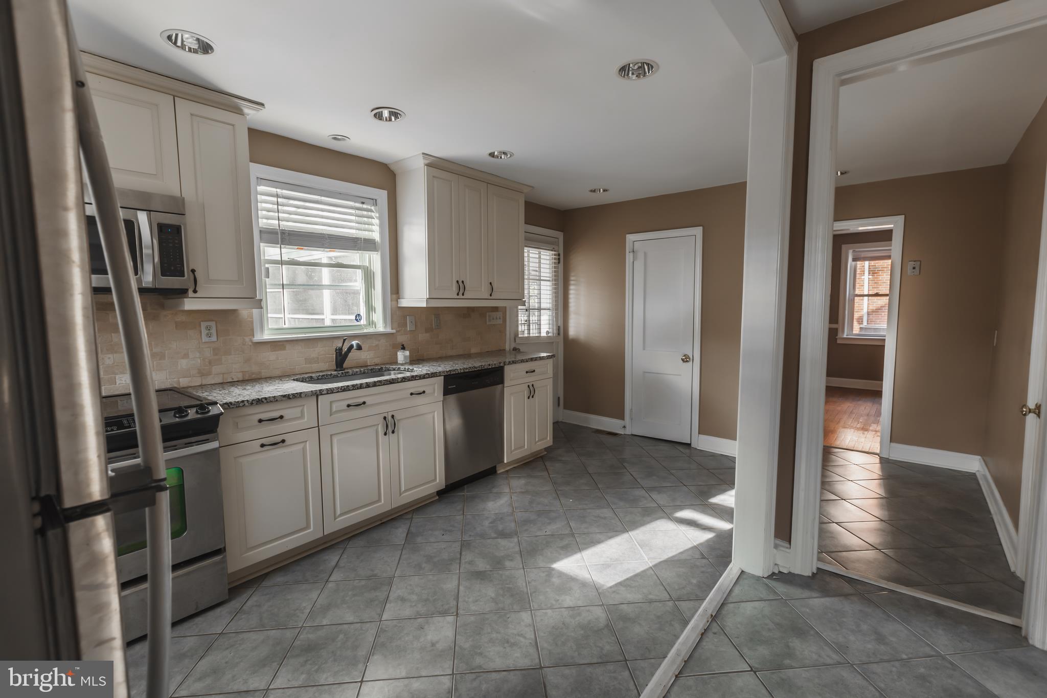 23 Sunset Road Newark, DE 19711 - Photo 11 of 25 a kitchen with stainless steel appliances granite countertop a refrigerator and a sink