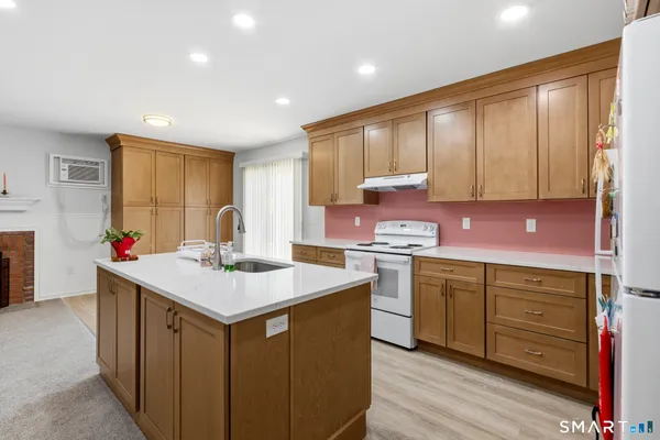 $538,000 | 9 Evas Drive, Brookfield, CT 06804