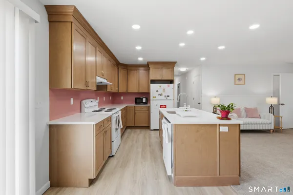 $538,000 | 9 Evas Drive, Brookfield, CT 06804