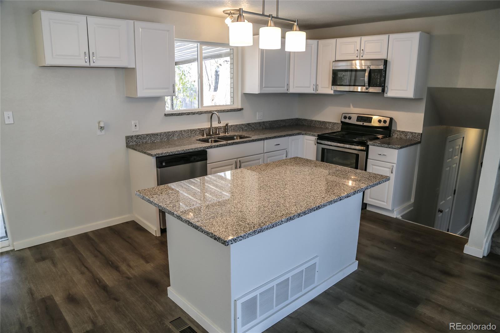 4991 Upton Court Denver, CO 80239 - Photo 4 of 22