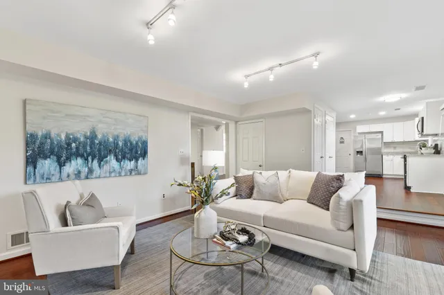 $689,000 | 11 Butternut Way, Sterling, VA 20164