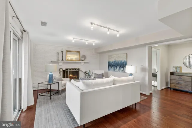 $689,000 | 11 Butternut Way, Sterling, VA 20164