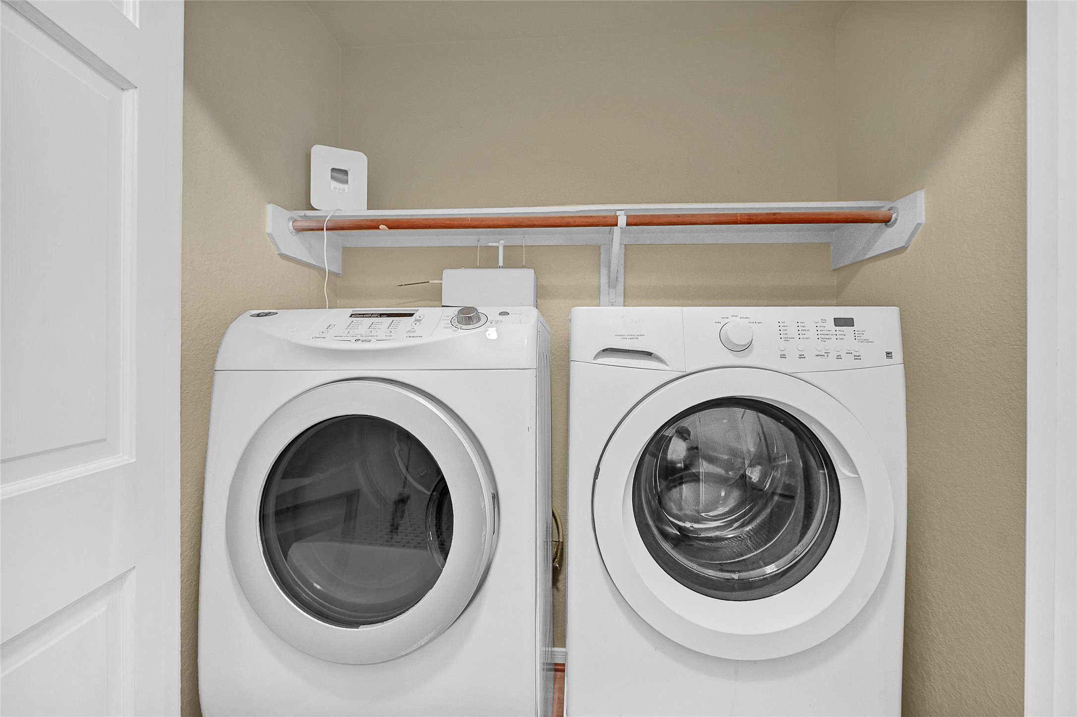 16107 Sheldon Ridge Way Houston, TX 77044 - Photo 13 of 27 a utility room with dryer and washer