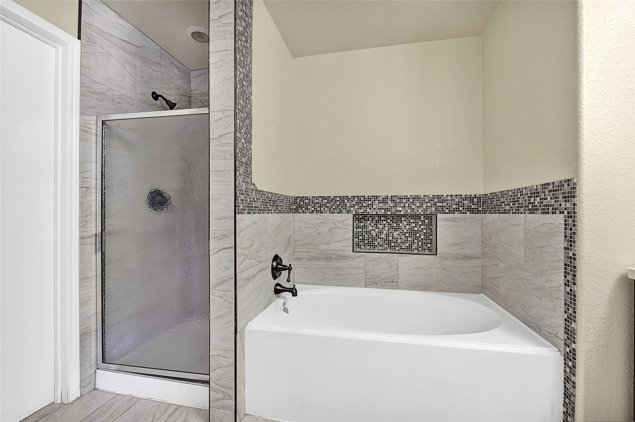 16107 Sheldon Ridge Way Houston, TX 77044 - Photo 22 of 27 a bathroom with a bathtub