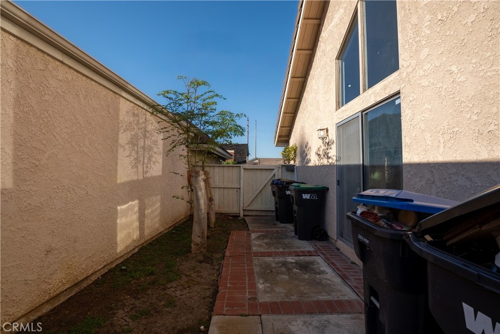 6 Sanderling Irvine, CA 92604 - Photo 35 of 35 a backyard of a house
