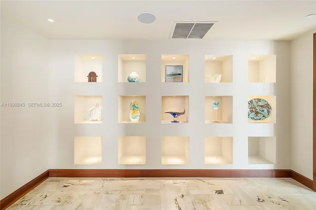 a en suite bathroom with a double vanity sink and mirror
