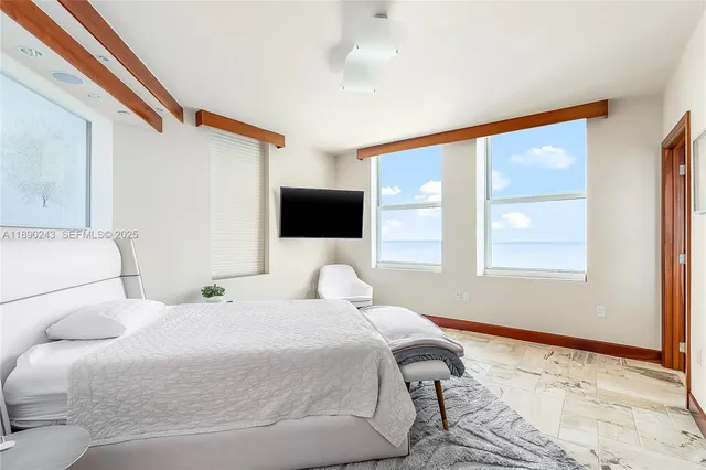 a view of entryway with livingroom