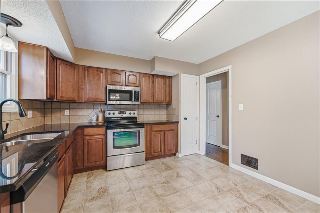 305 Southwest Marion Lane Lee's Summit, MO 64081 - Photo 16 of 39