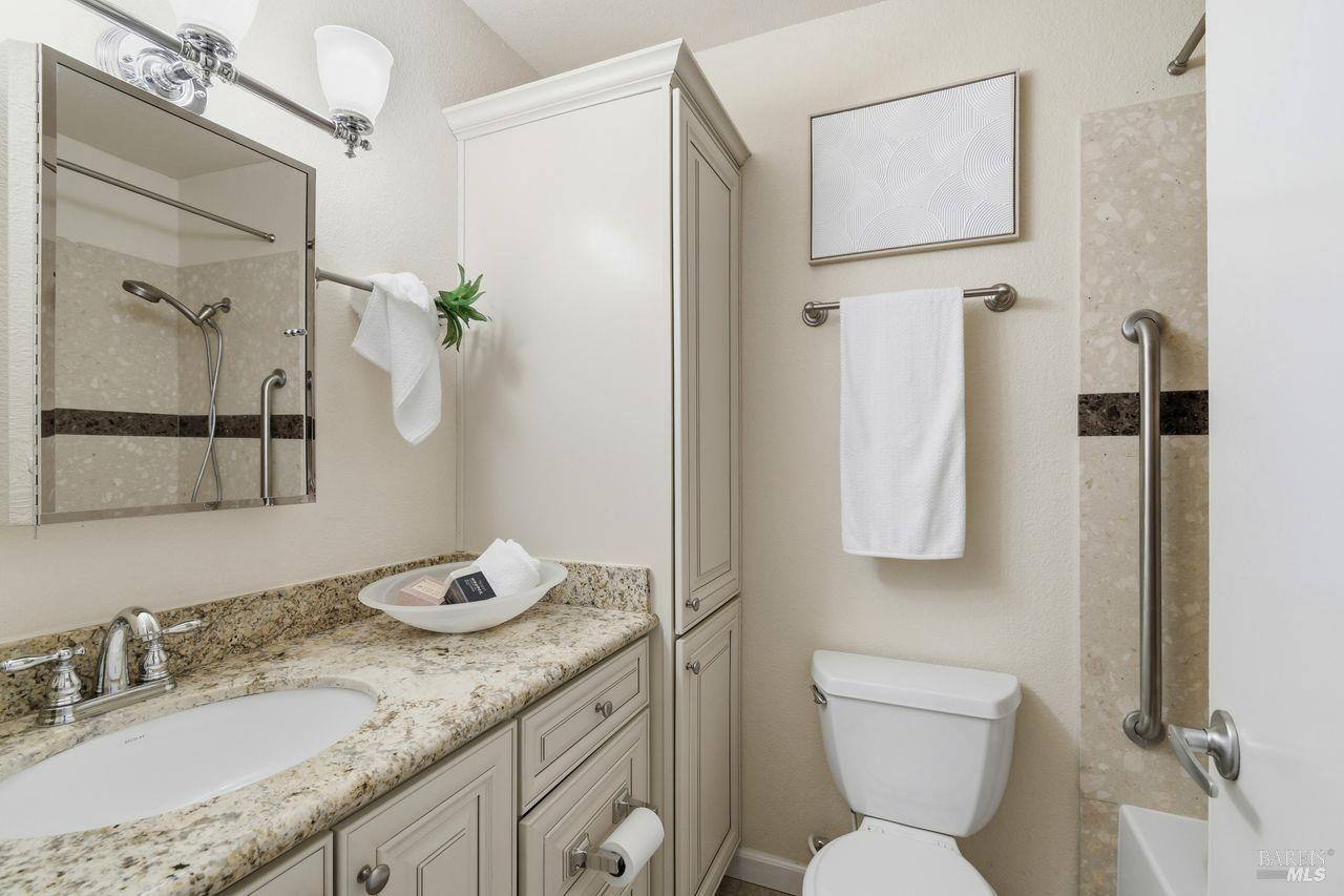 300 Los Alamos Road, Unit 104 Santa Rosa, CA 95409 - Photo 26 of 41 Full bathroom.