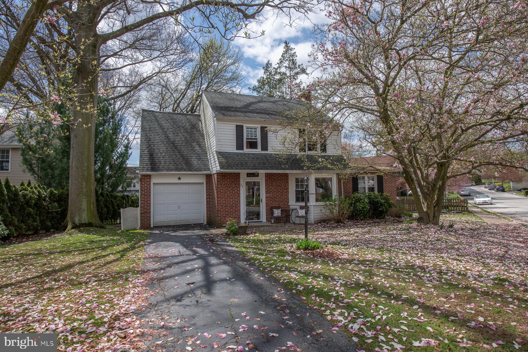 24 Holbrook Road Havertown, PA 19083 - Photo 1 of 40 Great Private Driveway