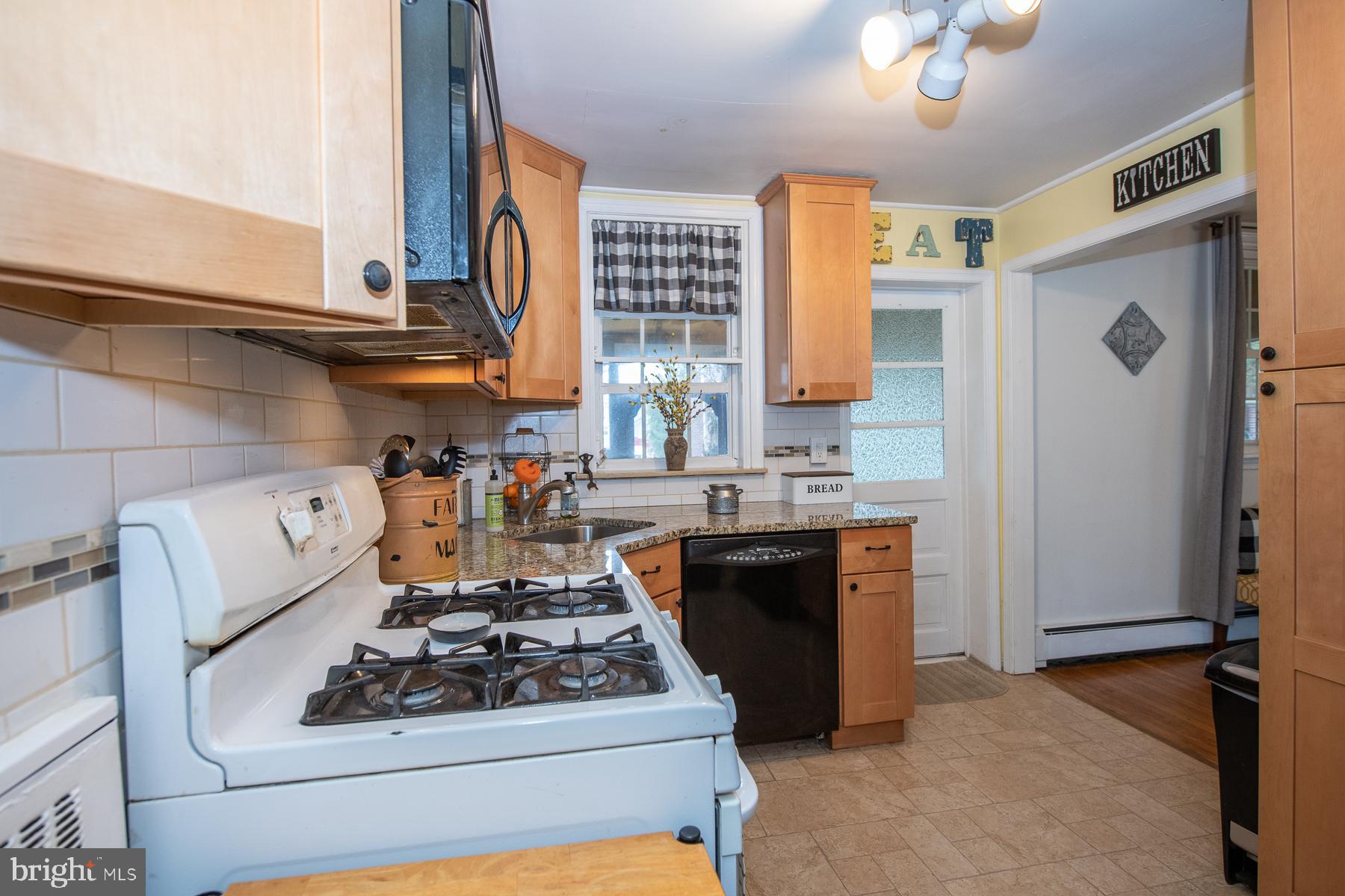 24 Holbrook Road Havertown, PA 19083 - Photo 19 of 40 Beautiful Tiled Back splash