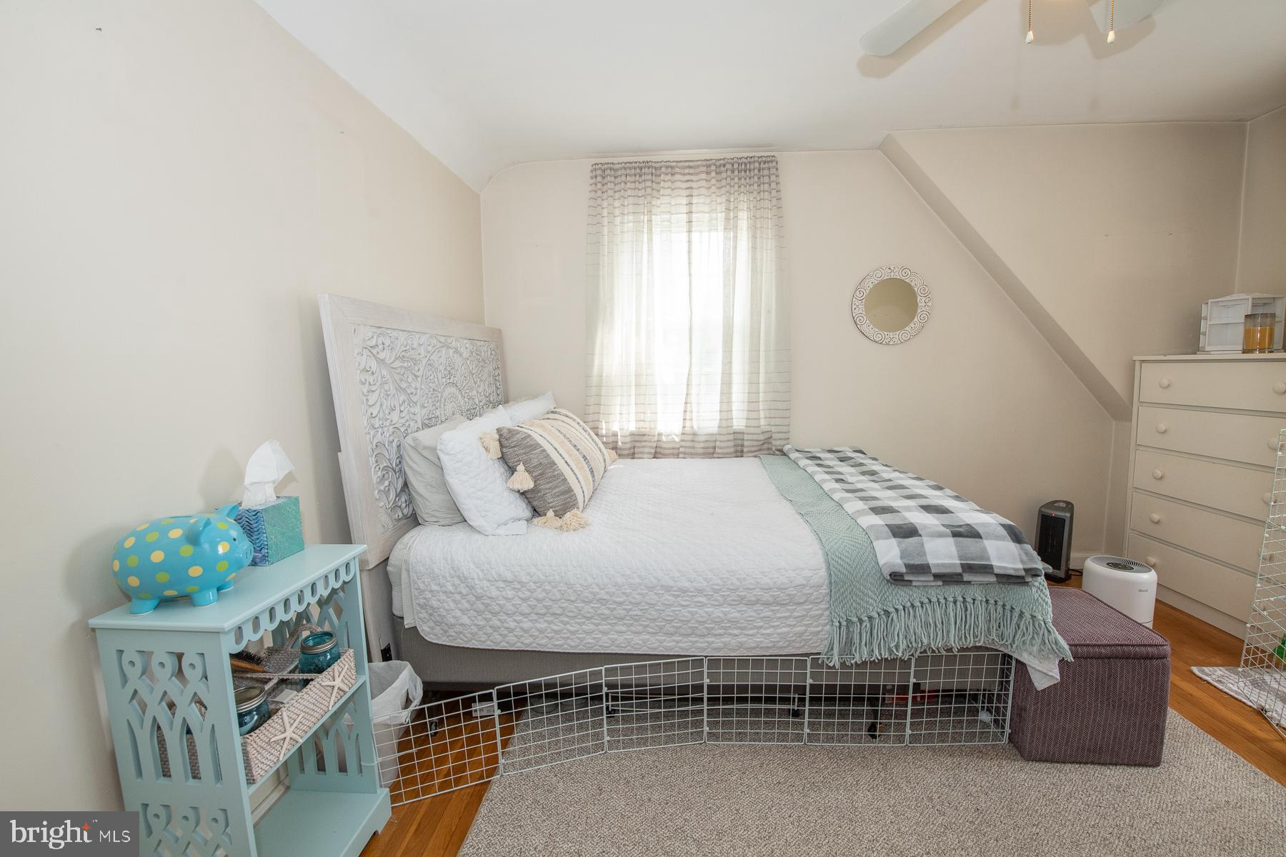 24 Holbrook Road Havertown, PA 19083 - Photo 22 of 40 Nice sized bedroom with hardwood floors