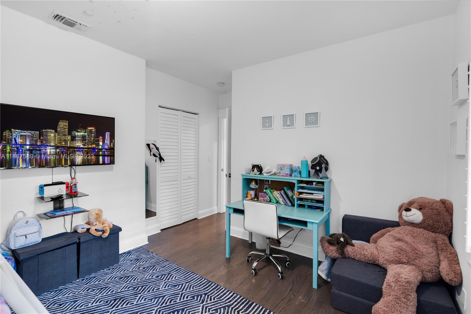 2400 Trapp Avenue Miami, FL 33133 - Photo 28 of 47 a room with furniture and a book shelf