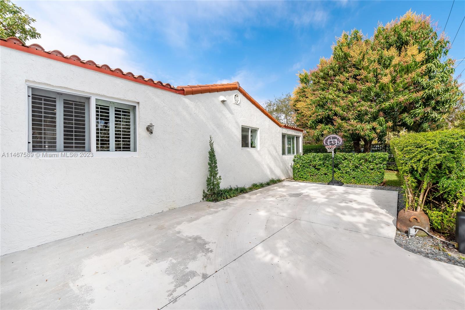 2400 Trapp Avenue Miami, FL 33133 - Photo 39 of 47 a view of a house with a backyard