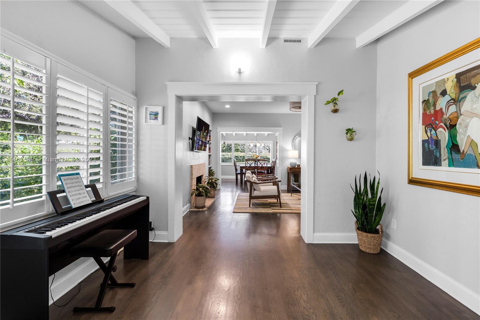 2400 Trapp Avenue Miami, FL 33133 - Photo 6 of 47 a livingroom with furniture and a potted plant