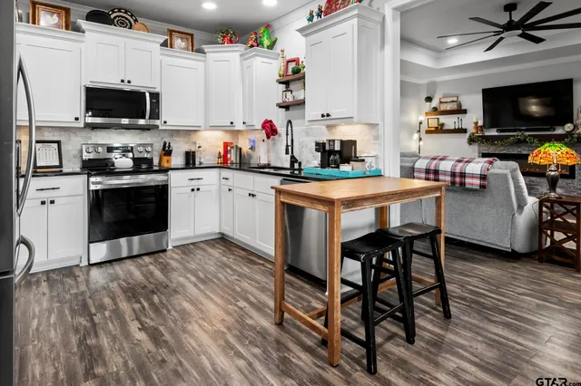 $294,000 | 200 North Bois D Arc Street, Van, TX 75790