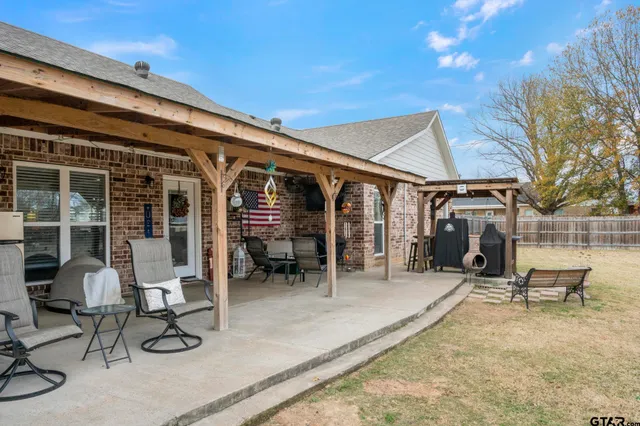 $294,000 | 200 North Bois D Arc Street, Van, TX 75790