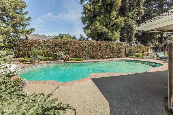 $784,900 | 598 East Serena Avenue, Fresno, CA 93720