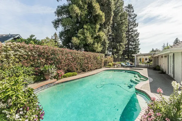 $784,900 | 598 East Serena Avenue, Fresno, CA 93720