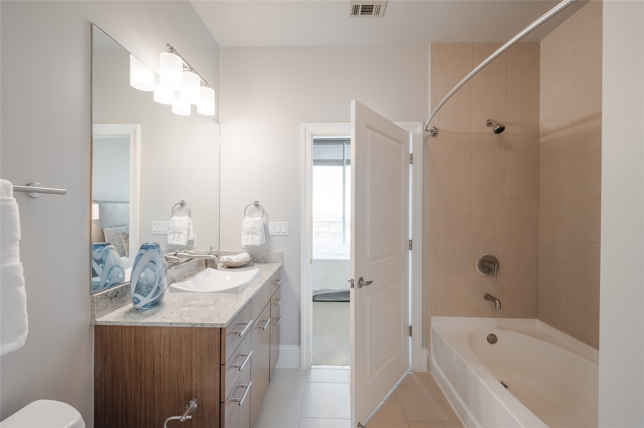 5927 Almeda Road, Unit 22810 Houston, TX 77004 - Photo 6 of 9 The secondary bathroom adds convenience, with well-appointed finishes that mirror the home’s overall style