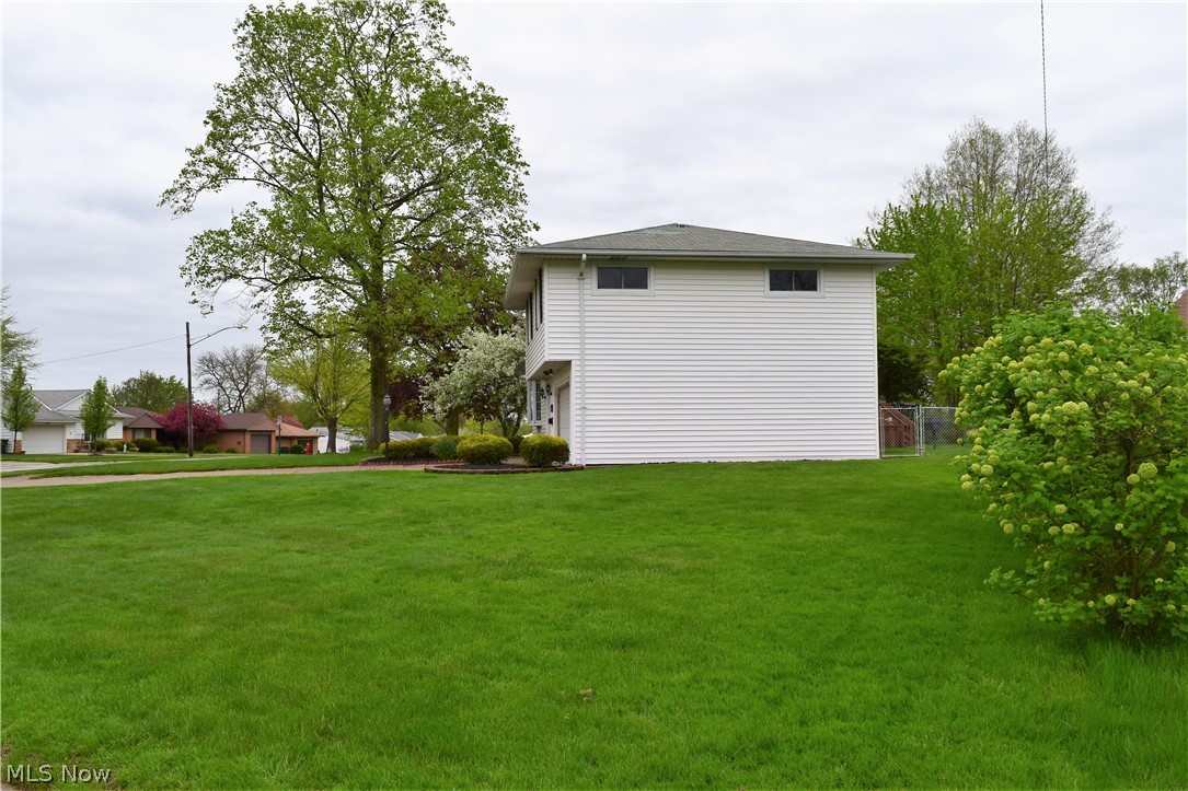 6510 Annandale Road Cleveland, OH 44124 - Photo 20 of 21 A very large side yard offers additional space for hosting family and friends.