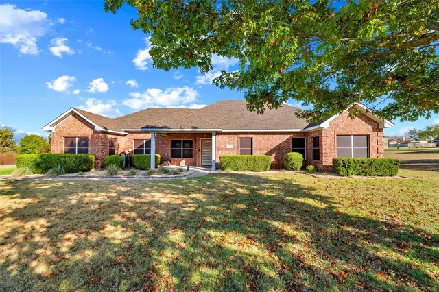 $580,000 | 1305 East Highland Road, Waxahachie, TX 75167