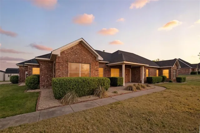 $580,000 | 1305 East Highland Road, Waxahachie, TX 75167