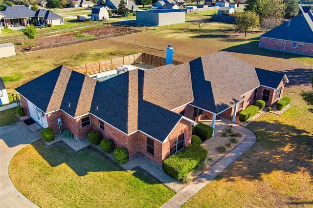 $580,000 | 1305 East Highland Road, Waxahachie, TX 75167